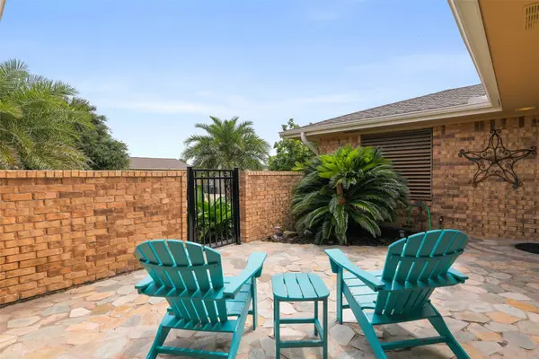 7806 Pruitt DR, Galveston, TX 77554