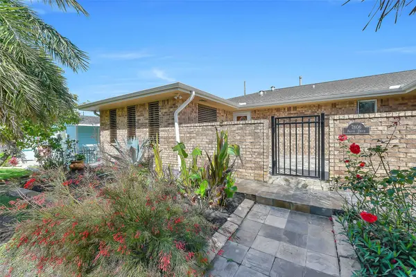 7806 Pruitt DR, Galveston, TX 77554