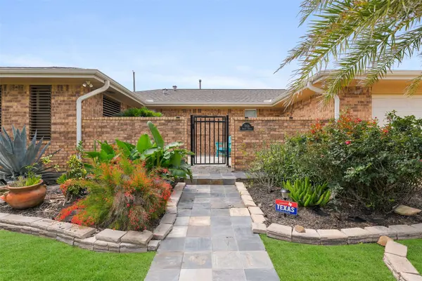 7806 Pruitt DR, Galveston, TX 77554
