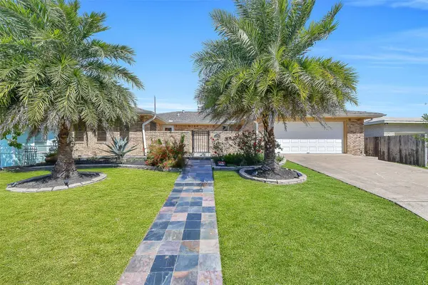 7806 Pruitt DR, Galveston, TX 77554