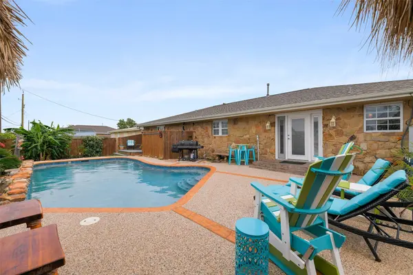 7806 Pruitt DR, Galveston, TX 77554