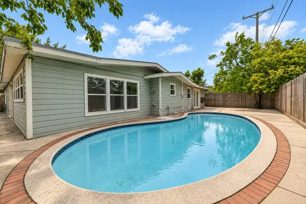 10 Maple LN, Galveston, TX 77551