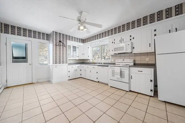 326 Lafayette St #2, Salem, MA 01970