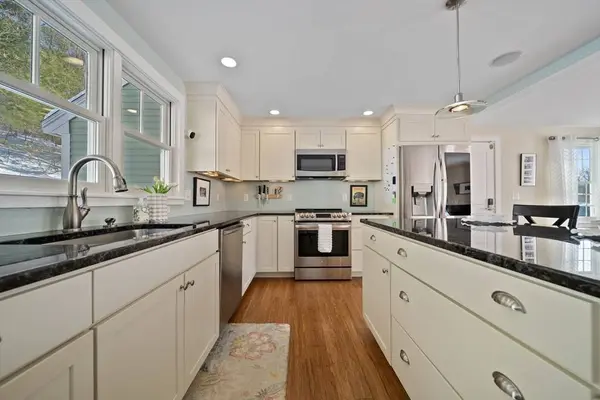 5 Tuxbury Ln, Amesbury, MA 01913