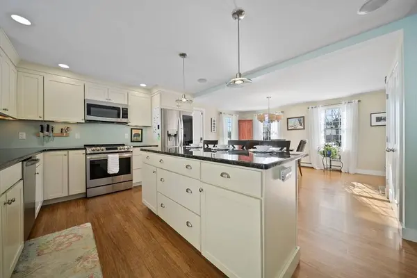 5 Tuxbury Ln, Amesbury, MA 01913
