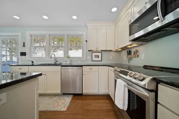 5 Tuxbury Ln, Amesbury, MA 01913