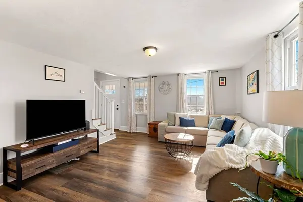39 Chestnut St, Peabody, MA 01960