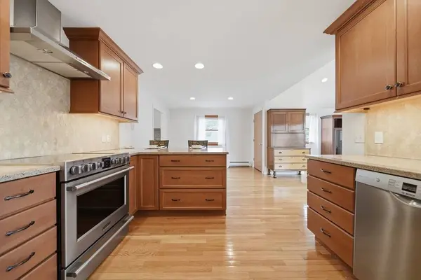11 Lawrence St, Wakefield, MA 01880