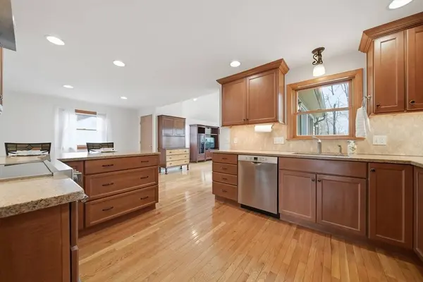 11 Lawrence St, Wakefield, MA 01880