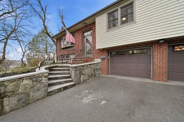 11 Lawrence St, Wakefield, MA 01880