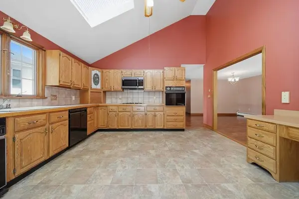 7 Hingston St, Peabody, MA 01960