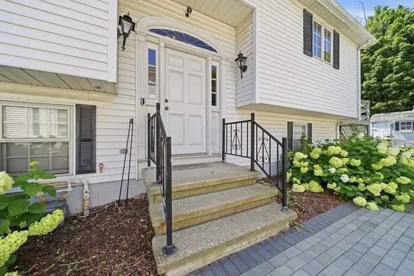 7 Hingston St, Peabody, MA 01960
