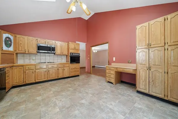 7 Hingston St, Peabody, MA 01960