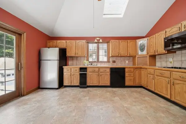 7 Hingston St, Peabody, MA 01960