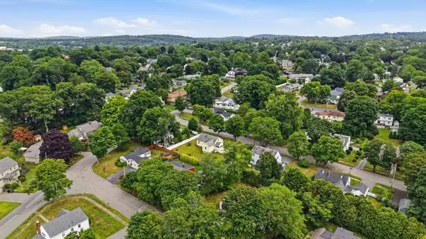 36 Holbrook Rd, North Andover, MA 01845