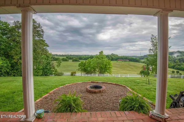 1124 Carolina DR, Dandridge, TN 37725