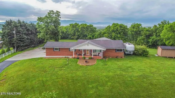1124 Carolina DR, Dandridge, TN 37725