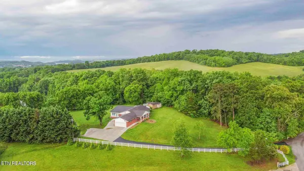 1124 Carolina DR, Dandridge, TN 37725