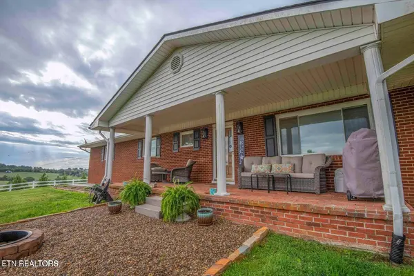 1124 Carolina DR, Dandridge, TN 37725