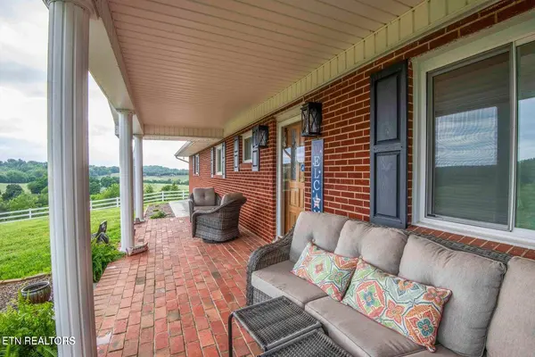 1124 Carolina DR, Dandridge, TN 37725