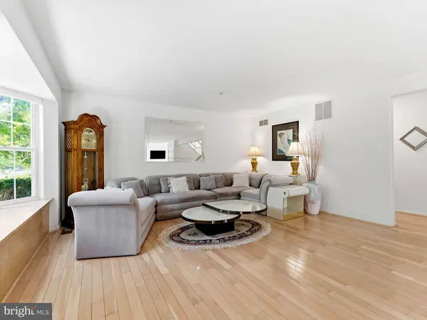136 BUCKINGHAM WAY, Mount Laurel, NJ 08054