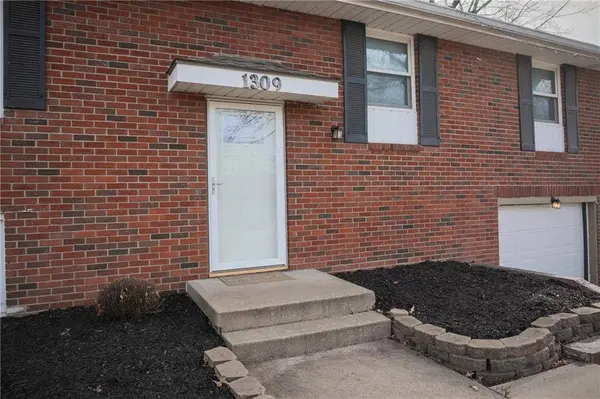 1309 S McHenry ST, Independence, MO 64057