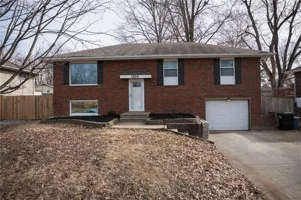 1309 S McHenry ST, Independence, MO 64057
