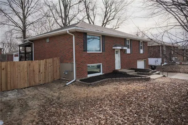 1309 S McHenry ST, Independence, MO 64057