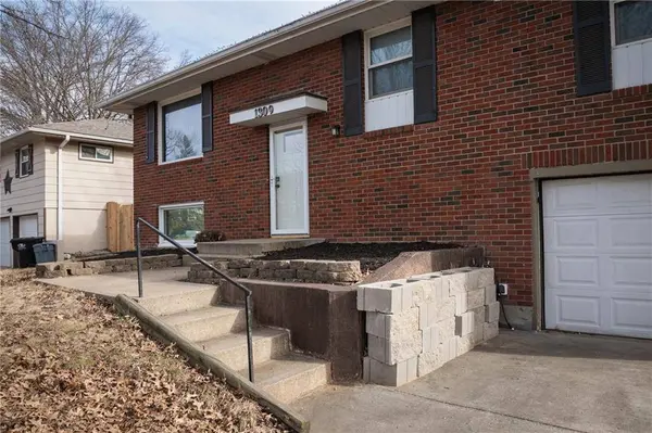 1309 S McHenry ST, Independence, MO 64057