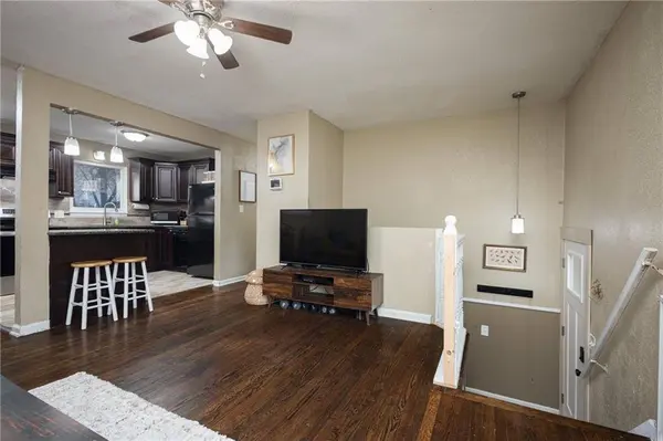 1309 S McHenry ST, Independence, MO 64057