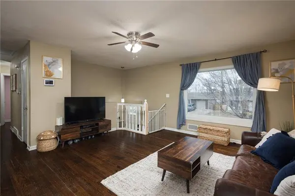 1309 S McHenry ST, Independence, MO 64057