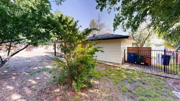 5004 Emerald Forest Cir, Austin, TX 78745-2116