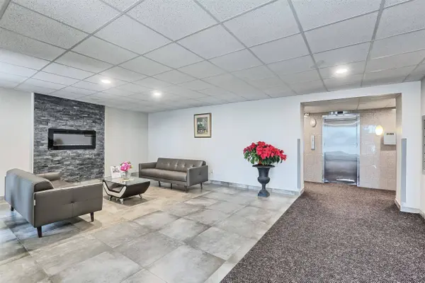 3065 Queen Frederica DR #707, Mississauga, ON L4Y 3A3