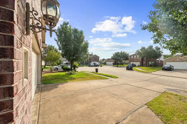 10003 Lynette Falls DR, Houston, TX 77095