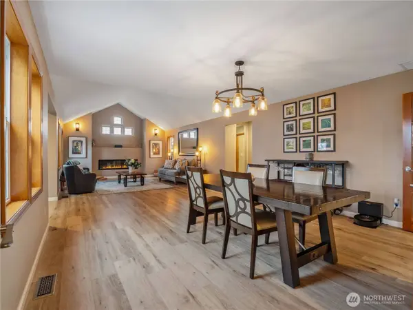 2702 17th AVE SE, Puyallup, WA 98372