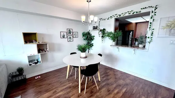1001 Cedarglen Gate #520, Mississauga, ON L5C 4R2