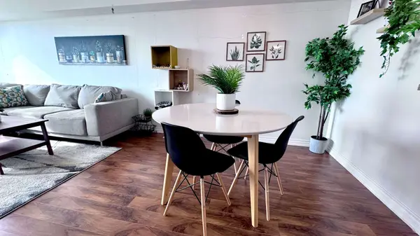1001 Cedarglen Gate #520, Mississauga, ON L5C 4R2