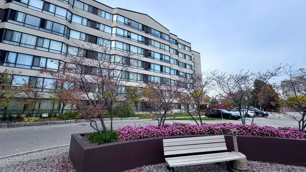 1001 Cedarglen Gate #520, Mississauga, ON L5C 4R2