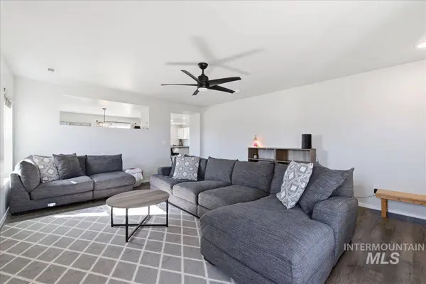 1047 SW Sparrow Pl, Mountain Home, ID 83647