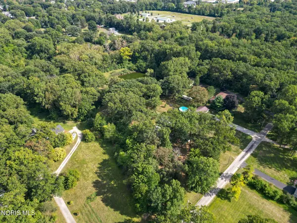 1051 Wentworth AVE, Holland, OH 43528