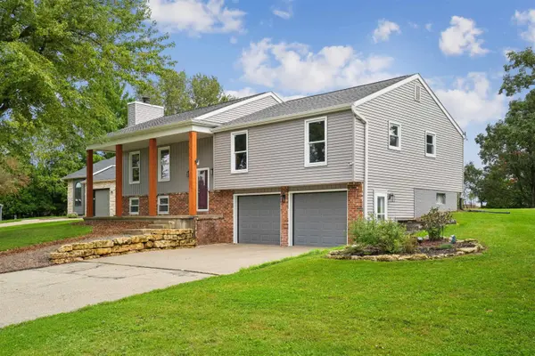 975 Hillcrest Circle, Platteville, WI 53818