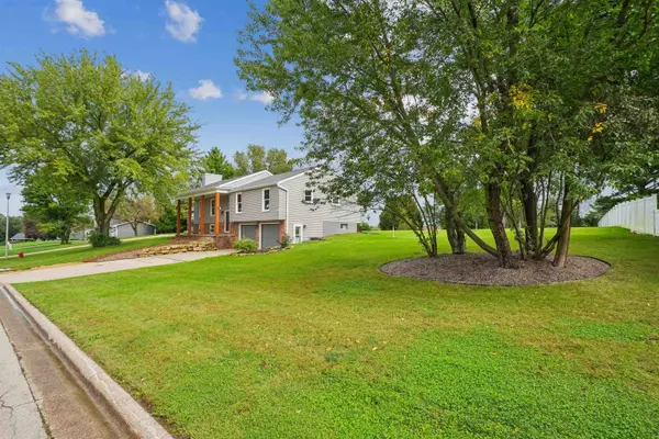 975 Hillcrest Circle, Platteville, WI 53818