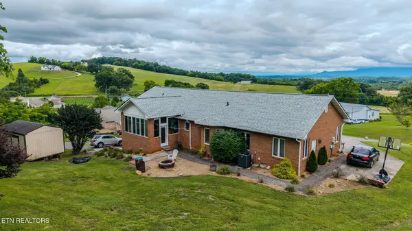 940 Hilltop LN, Kodak, TN 37764