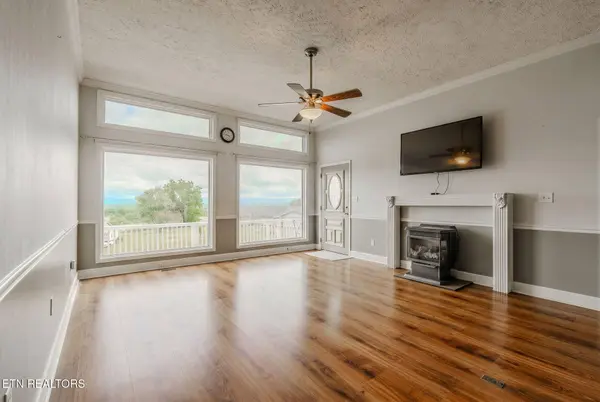 940 Hilltop LN, Kodak, TN 37764