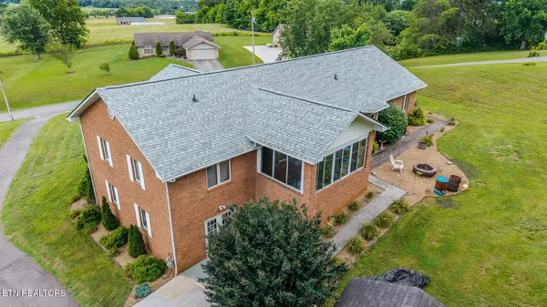 940 Hilltop LN, Kodak, TN 37764