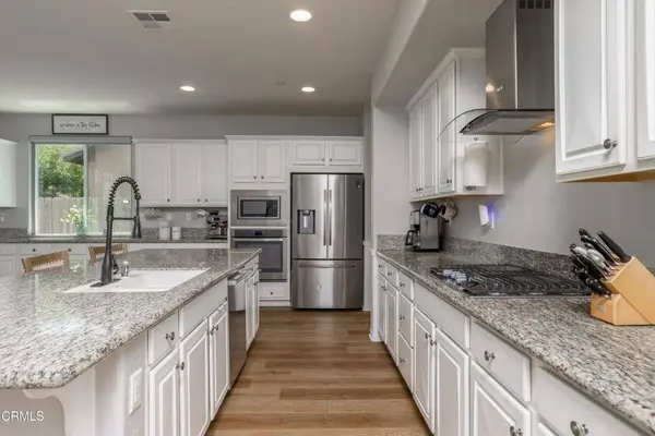 1408 Waterfall LN, Bakersfield, CA 93311
