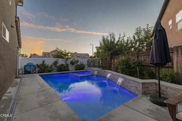 1408 Waterfall LN, Bakersfield, CA 93311