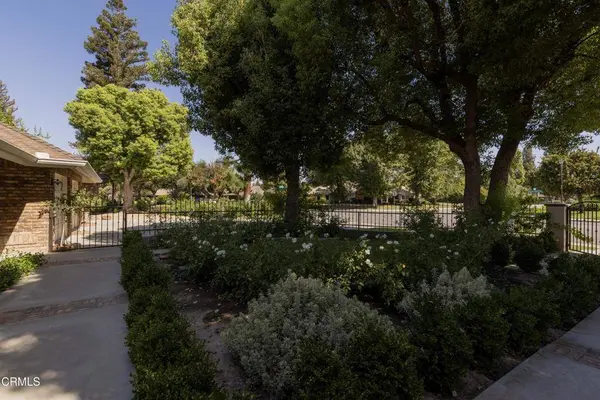 2201 Haggin Oaks BLVD, Bakersfield, CA 93311