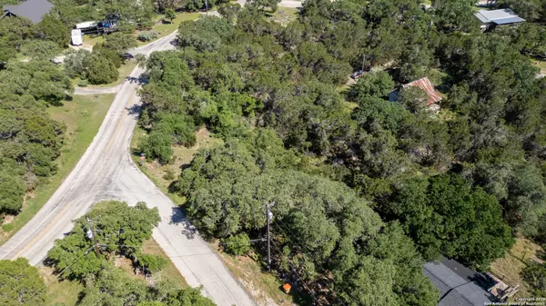 1529 Charter Oak Dr, Canyon Lake, TX 78133-5754