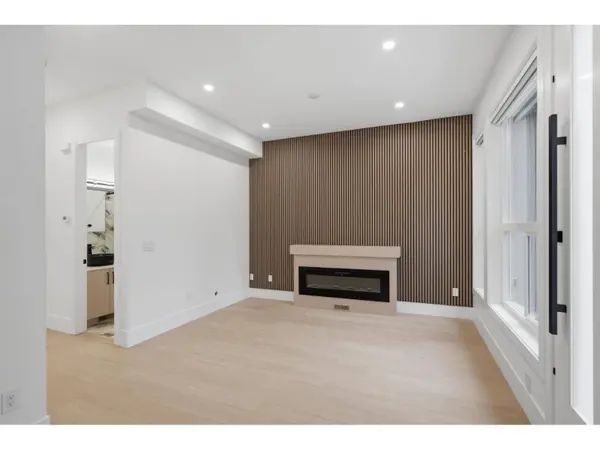 12863 MARINE DR #1, Surrey, BC V4A1C8